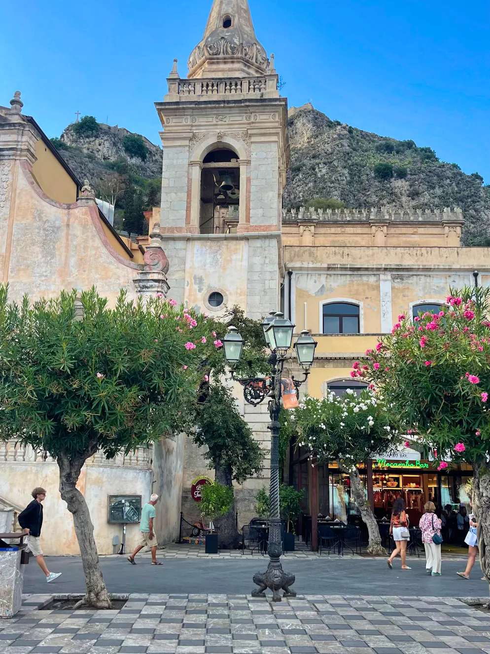 Unterwegs an der Ostküste Siziliens: Taormina – die Touristenhochburg. Der Platz vor der Chiesa di San Giuseppe erinnert an ein Schachbrett und ist ein beliebtes Fotomotiv.