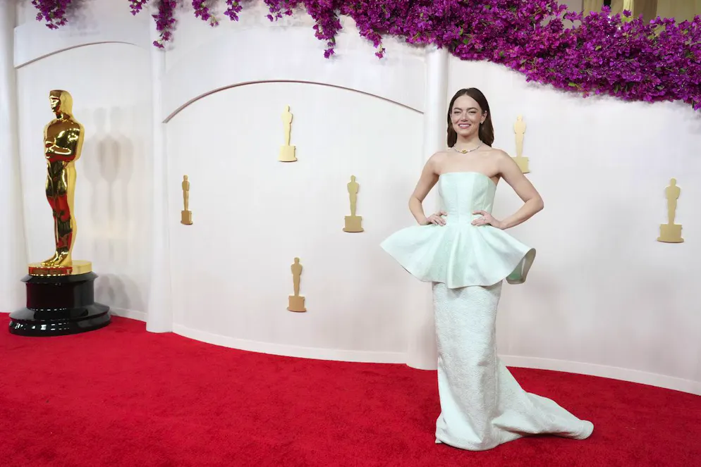 Looks péplum. La tendance péplum avait pointé le bout de son nez lors des Oscars en mars avec Emma Stone et sa robe vert menthe signée Louis Vuitton.