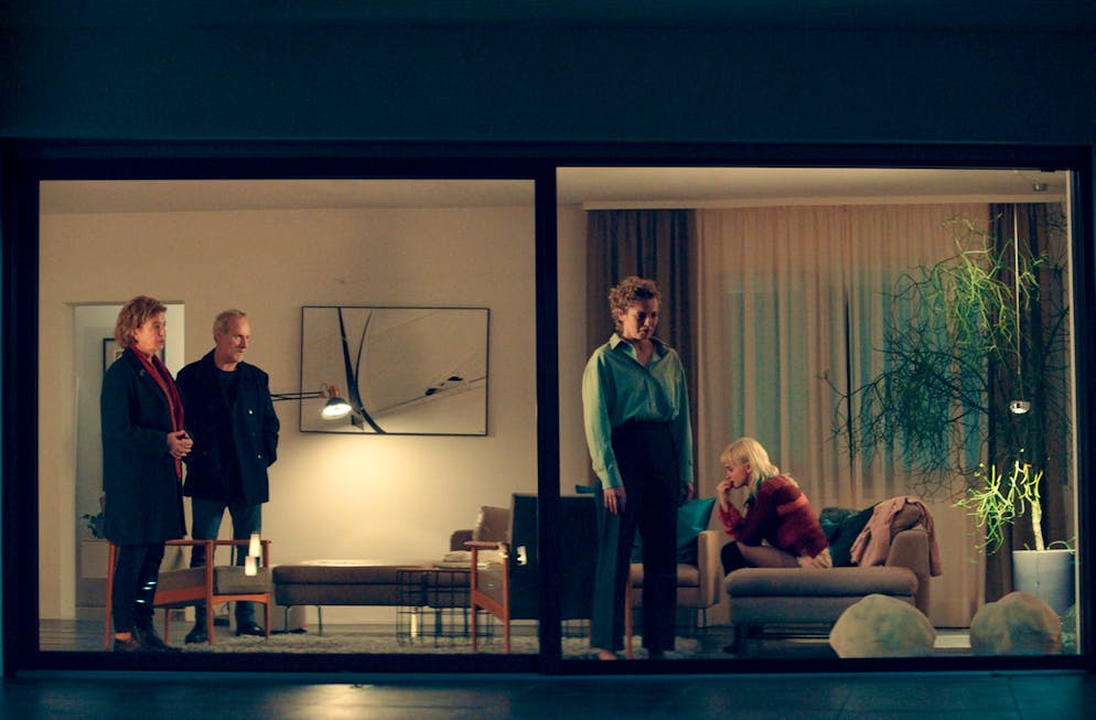 Das sind die Easter Eggs aus dem Psycho-Tatort. Die Ermittler Anna Janneke (Margarita Broich, links) und Paul Brix (Wolfram Koch, zweiter von links) statten Rosalie Grünfels (Patrycia Ziolkowska, zweite von links) und Senta Grünfels (Maja Bons) einen Besuch ab.