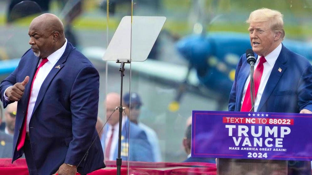 Mark Robinson à gauche) et Donald Trump le 21 août à Asheboro, Caroline du Nord.