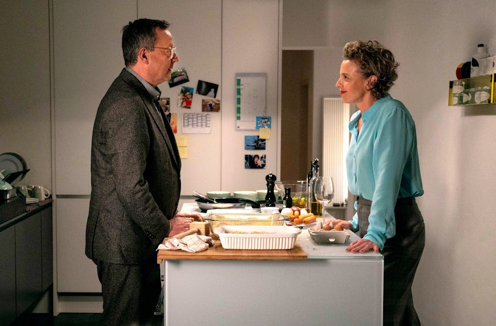 Das sind die Easter Eggs aus dem Psycho-Tatort. Das Ehepaar Tristan (Matthias Brandt) und Rosalie Grünfels (Patrycia Ziolkowska) hat sich entfremdet.
