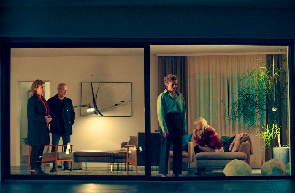 These are the Easter eggs from the Psycho crime scene. Investigators Anna Janneke (Margarita Broich, left) and Paul Brix (Wolfram Koch, second from left) pay a visit to Rosalie Grünfels (Patrycia Ziolkowska, second from left) and Senta Grünfels (Maja Bons).