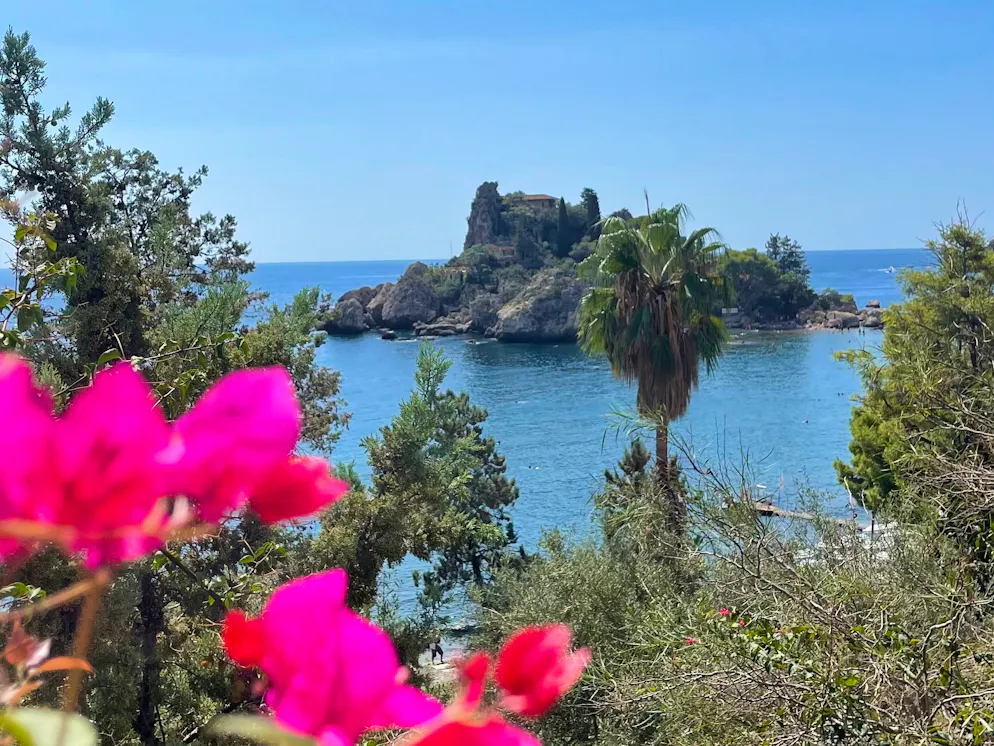 Unterwegs an der Ostküste Siziliens: Taormina – die Touristenhochburg. Wer in Taormina an den Strand zur berühmten Isola Bella will, der nimmt das Seilbähnchen.
