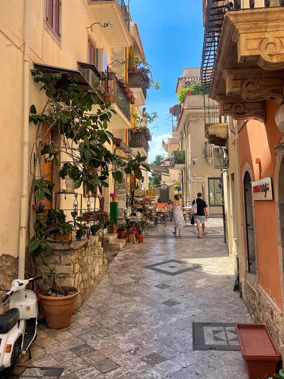 Unterwegs an der Ostküste Siziliens: Taormina – die Touristenhochburg. … laden zum Flanieren und Shoppen ein.