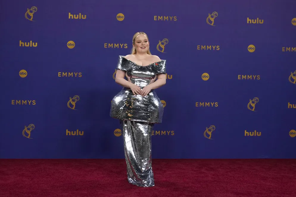 Looks péplum. Le péplum peut aussi être l'élément d'un style futuriste comme nous l'a montré Nicola Coughlan, vêtue d'une tenue métallique, signée Prabal Gurung.