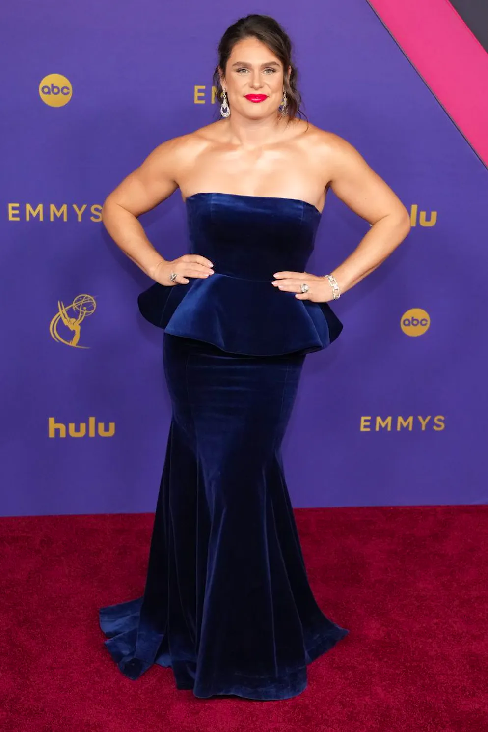 Looks péplum. La star du rugby américain Ilona Maher s'est également glissée dans une pièce péplum, soulignant ses courbes de sportive.