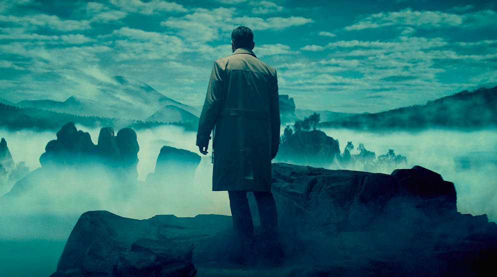 Das sind die Easter Eggs aus dem Psycho-Tatort. Psychologe Tristan Grünfels (Matthias Brandt) findet sich in einer Szene wieder, die stark an «Der Wanderer über dem Nebelmeer» erinnert, das berühmte um 1818 entstandene Gemälde Caspar David Friedrichs.