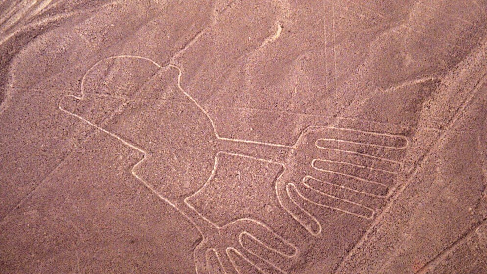 Le site des lignes de Nazca est situé à environ 400 kilomètres au sud de Lima, dans le désert. Les premiers géoglyphes ont été découverts en 1927. Les habitants de la civilisation Nazca ont occupé la région de 200 à 700 après Jésus-Christ.