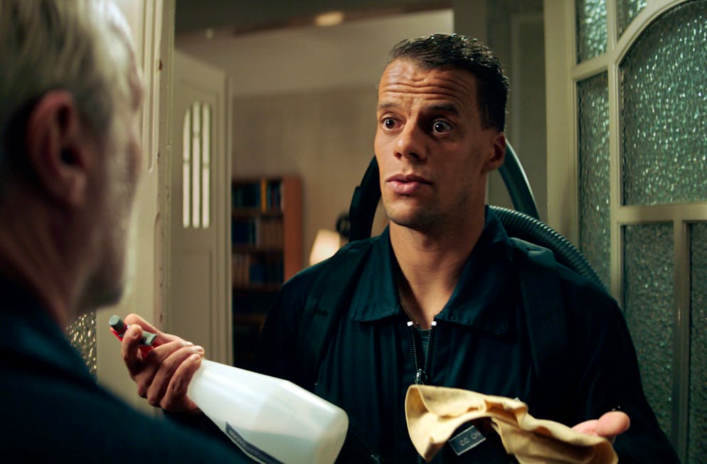 Das sind die Easter Eggs aus dem Psycho-Tatort. Bei einer Wohnungsdurchsuchung trifft Kommissar Paul Brix (Wolfram Koch, links) auf eine überraschte Reinigungskraft. Gespielt wird sie von Fussball-Profi Timothy Chandler - Kultspieler und Spassvogel im Team von Eintracht Frankfurt. Der gebürtige Frankfurter ist nicht das einzige «Überraschungspaket» im Film.