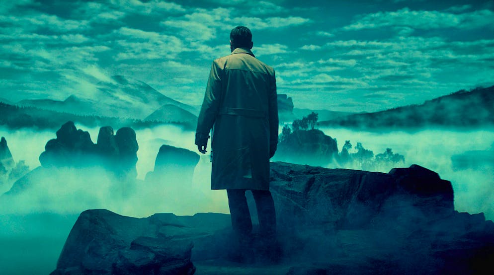 These are the Easter eggs from the Psycho crime scene. Psychologist Tristan Grünfels (Matthias Brandt) finds himself in a scene that is strongly reminiscent of "The Wanderer above the Sea of Fog", Caspar David Friedrich's famous painting from around 1818.