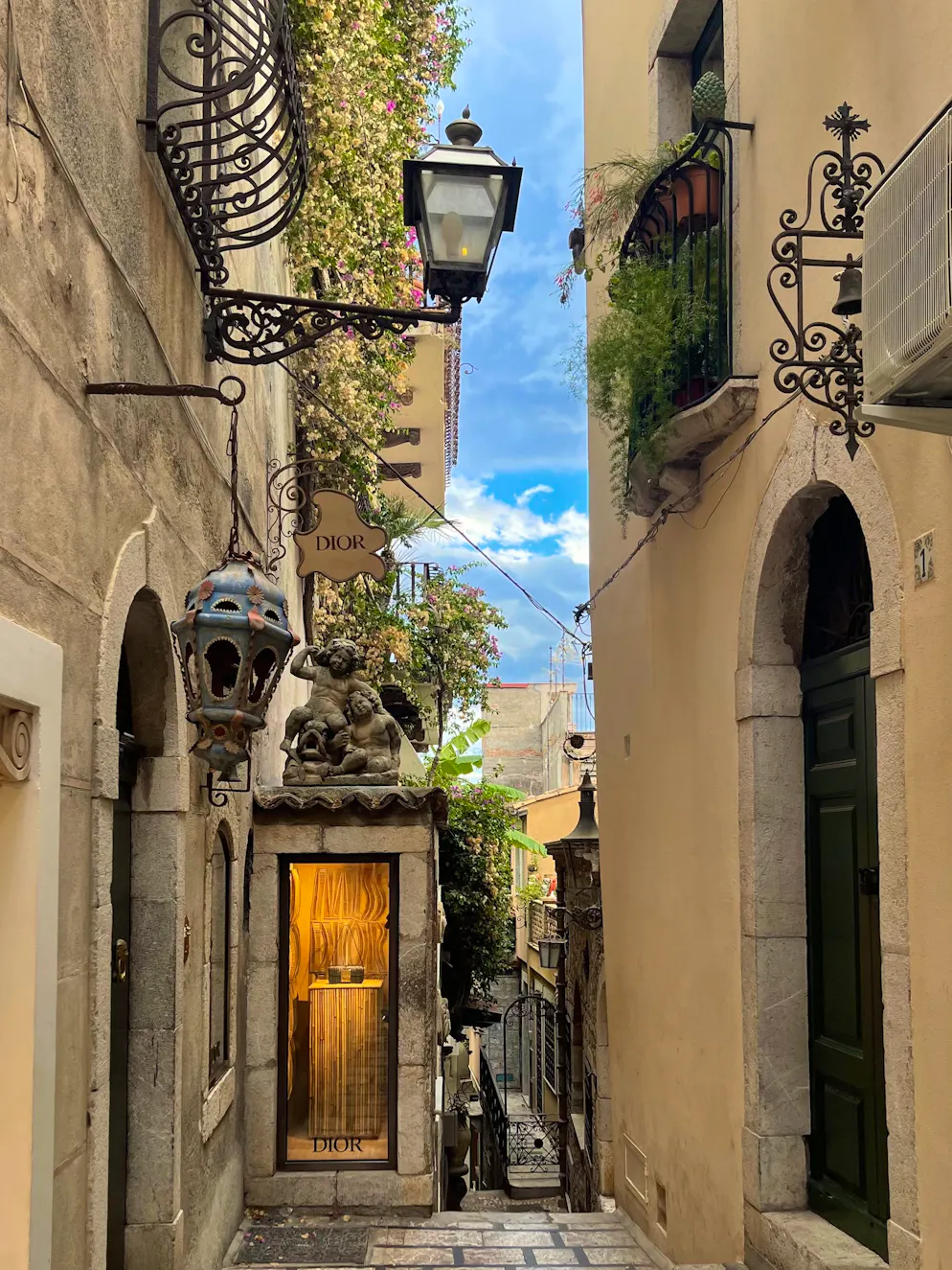 Unterwegs an der Ostküste Siziliens: Taormina – die Touristenhochburg. Die gepflegten Strassen mit ihren hübsch herausgeputzten Häusern …