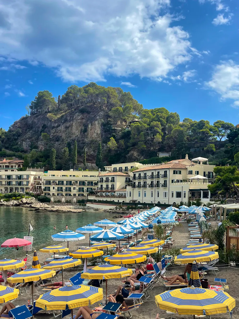 Unterwegs an der Ostküste Siziliens: Taormina – die Touristenhochburg. Am Strand ist es eng und ein Beachclub reiht sich an den nächsten. 