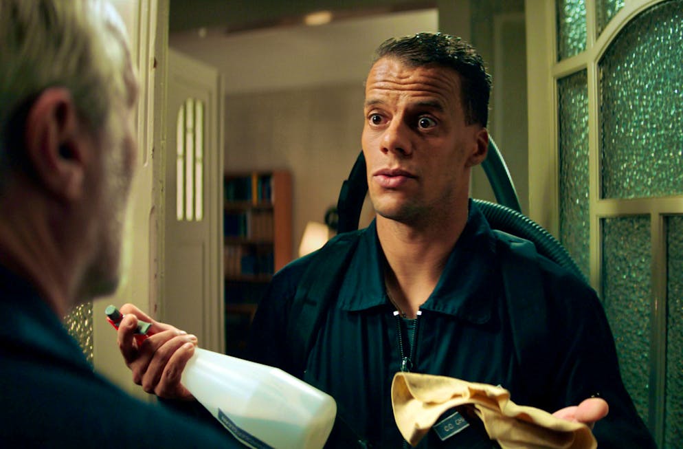 These are the Easter eggs from the Psycho crime scene. During a search of their home, Inspector Paul Brix (Wolfram Koch, left) encounters a surprised cleaner. She is played by professional footballer Timothy Chandler - cult player and joker in the Eintracht Frankfurt team. The Frankfurt native is not the only "surprise package" in the film.