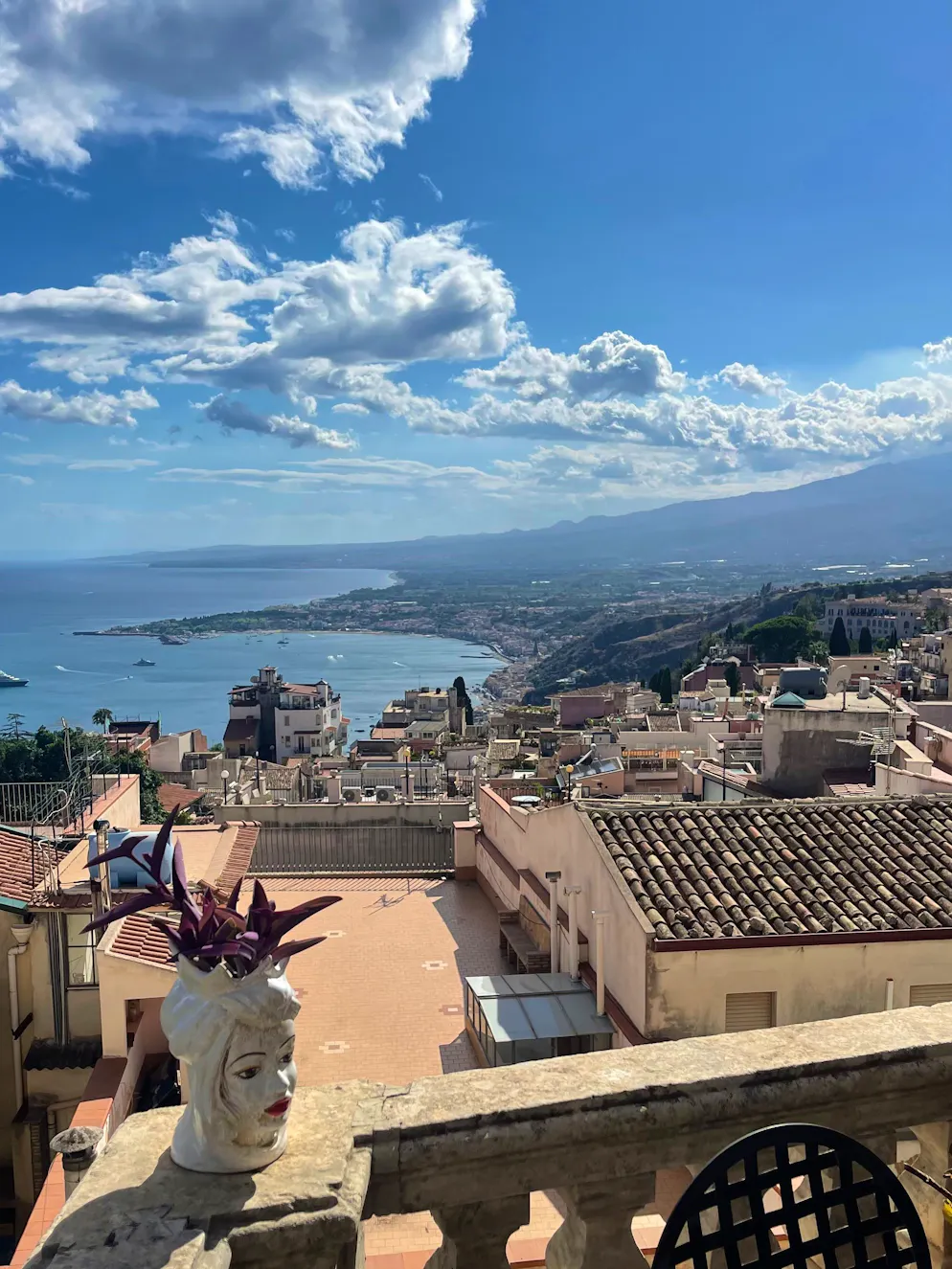Unterwegs an der Ostküste Siziliens: Taormina – die Touristenhochburg. Die Aussicht von den vielen Balkons in Taormina ist spektakulär. In der Ferne ragt der Ätna in die Höhe.