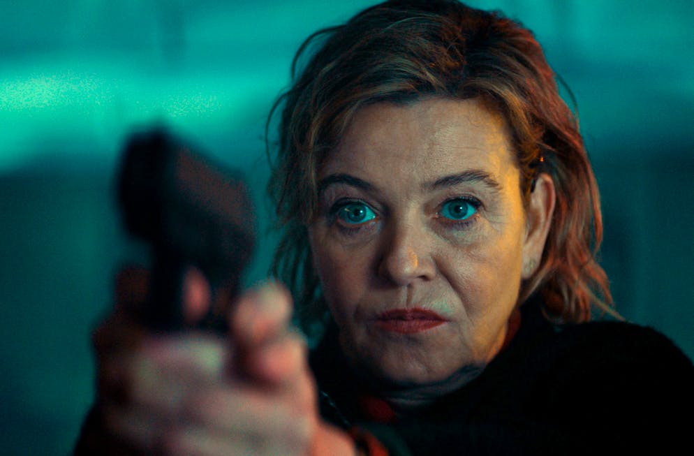 Das sind die Easter Eggs aus dem Psycho-Tatort. Zum letzten Mal hält Anna Janneke (Margarita Broich) die Waffe nach oben. Sie und Schauspiel-Kollege Wolfram Koch, beide begehrte Theaterschauspieler, beenden ihre «Tatort»-Karriere in Frankfurt. Broich kehrt nach Berlin zurück. Koch bleibt in Frankfurt – dort lebt er schon eine ganze Weile.