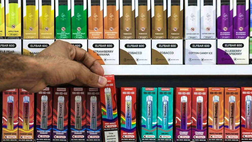 In the canton of Solothurn, there are increased controls to enforce the nationwide ban on e-cigarettes for people under the age of 18. (symbolic image)