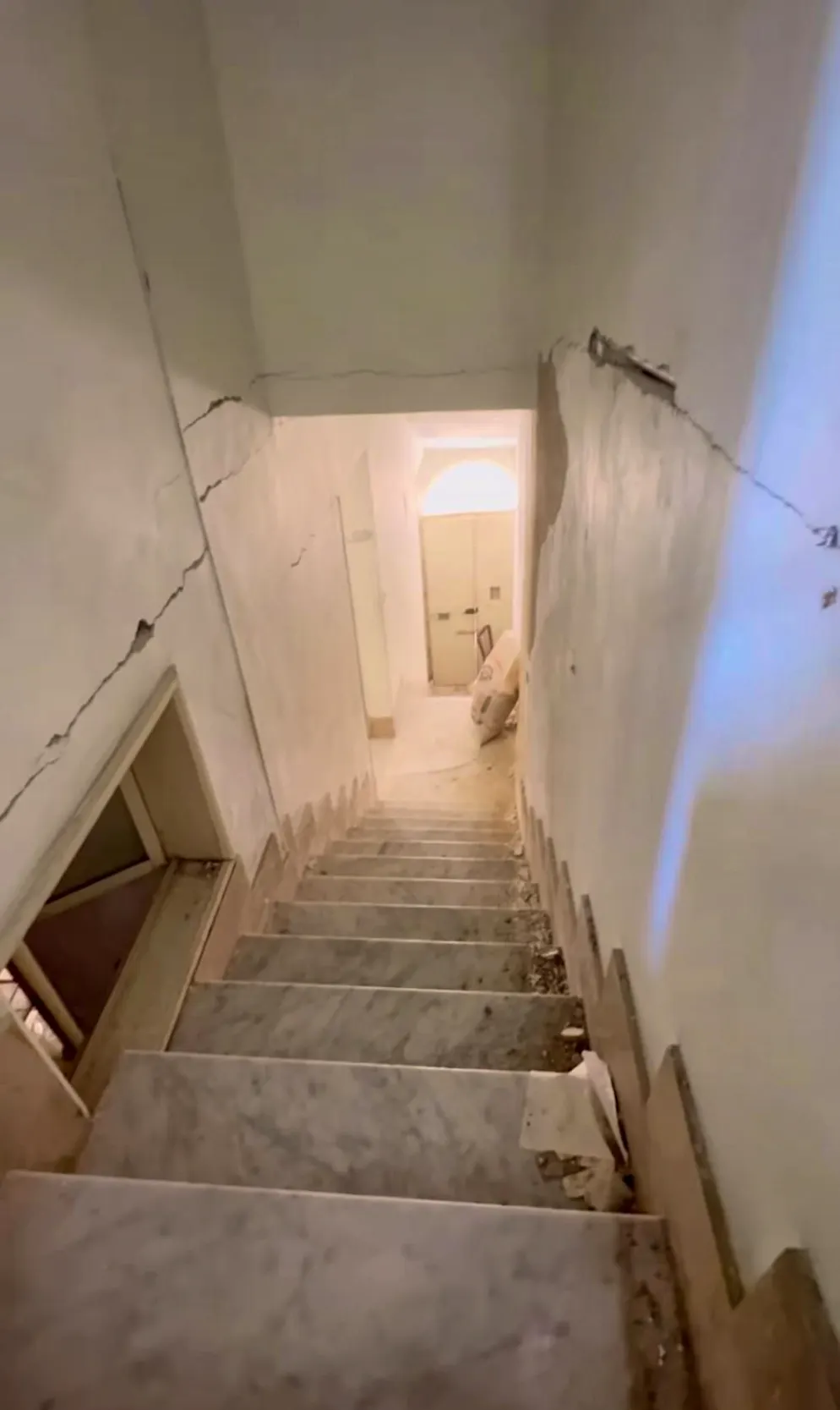 Un Britannique achète une maison à un euro en Sicile. L'escalier en marbre est un point fort pour le nouveau propriétaire.