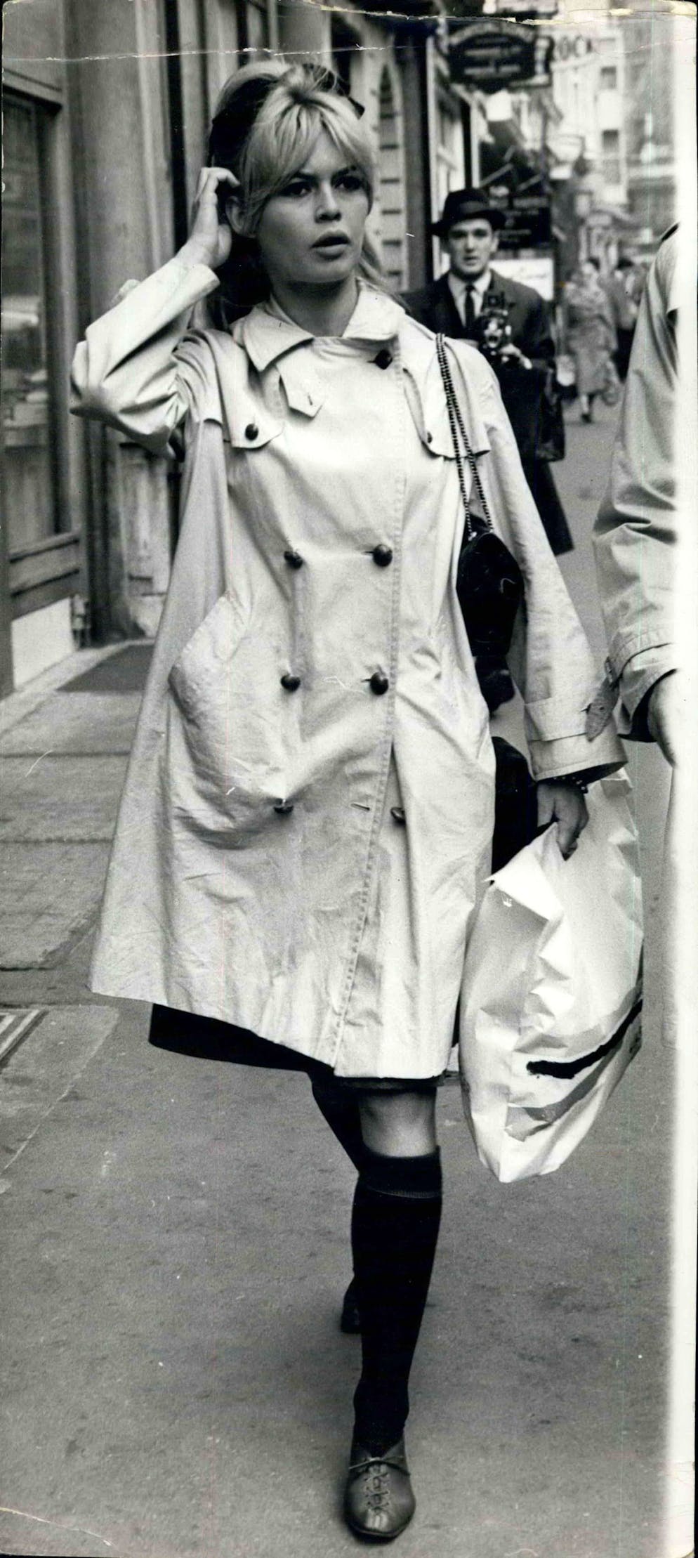 Le style Brigitte Bardot. Trench, ballerines et chaussettes hautes – un style tendance en 2024! On s'inspire donc du look adopté par Brigitte Bardot lors du tournage d'«Une ravissante idiote» (1964) à Londres.