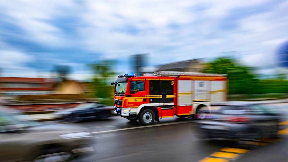 The fire department was unable to save the burning car from complete destruction. (symbolic image)