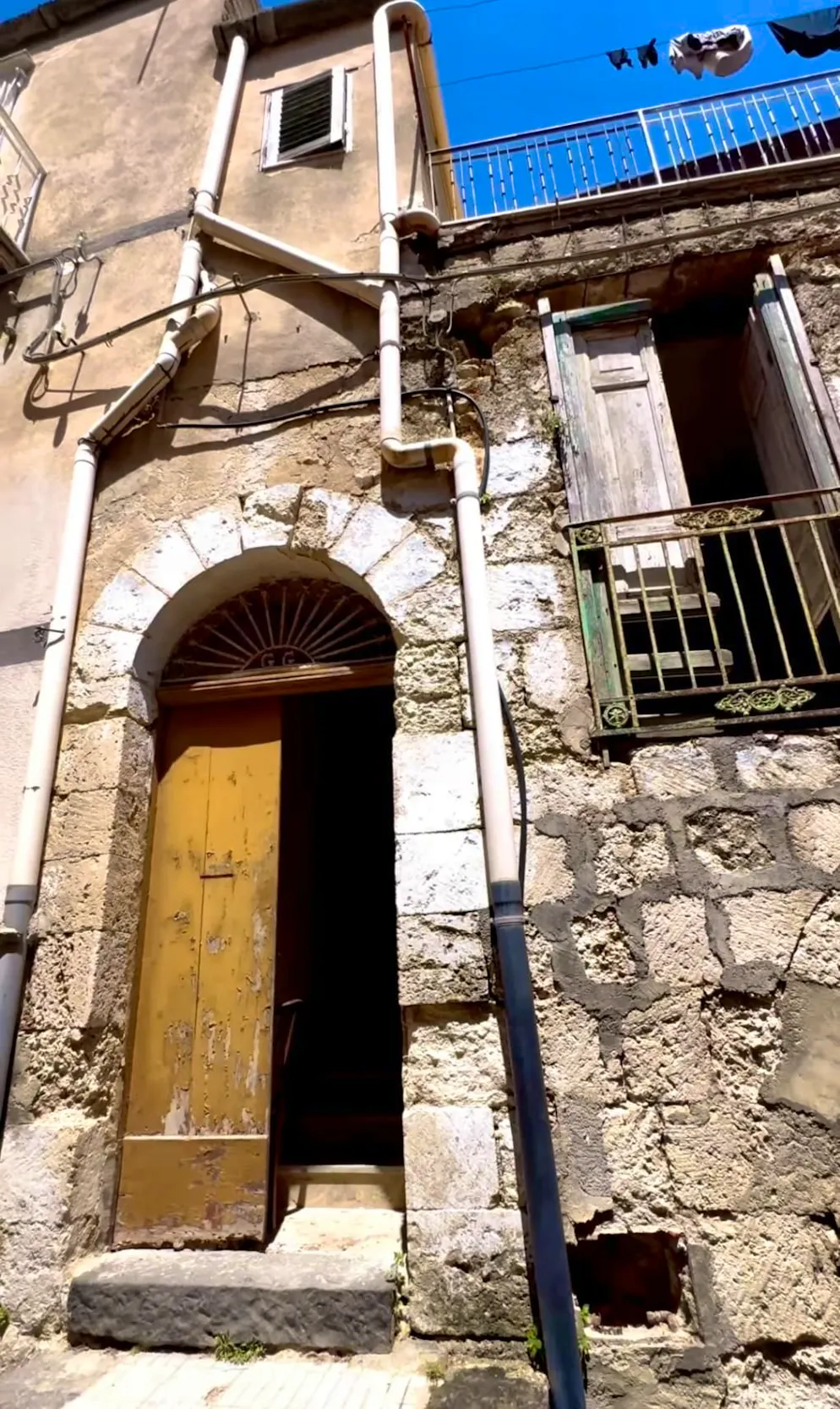 Un Britannique achète une maison à un euro en Sicile. L'entrée de la maison à un euro de George Laing à Mussomeli en Sicile, où vivent environ 10'000 personnes.