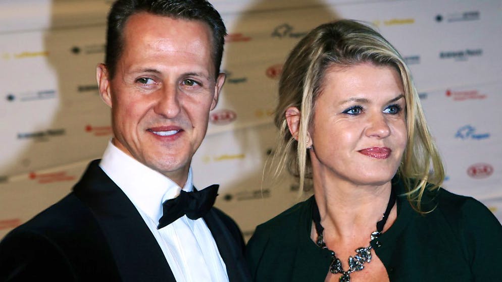 ΑΡΧΕΙΟ - Ο οδηγός αγώνων Formula 1 Michael Schumacher και η σύζυγός του Corinna. Φωτογραφία: Fredrik von Erichsen/dpa