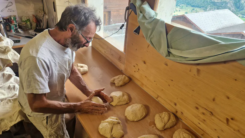 Stéphane Marguet prépare ses pâtons avec délicatesse.
