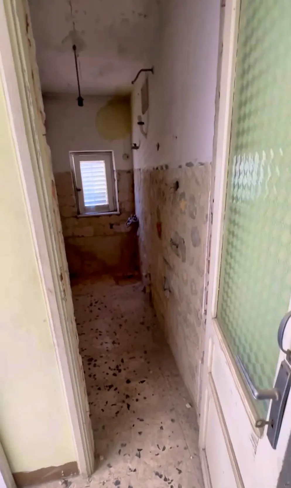 Un Britannique achète une maison à un euro en Sicile. ... se trouve cette pièce.