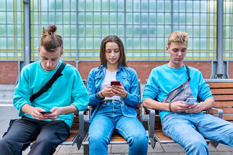 11% des ados présentent des symptômes similaires à ceux de l'addiction: incapacité à contrôler son utilisation excessive, sensation de manque et abandon d'autres activités au profit des médias sociaux et conséquences négatives d'une utilisation excessive dans la vie quotidienne.