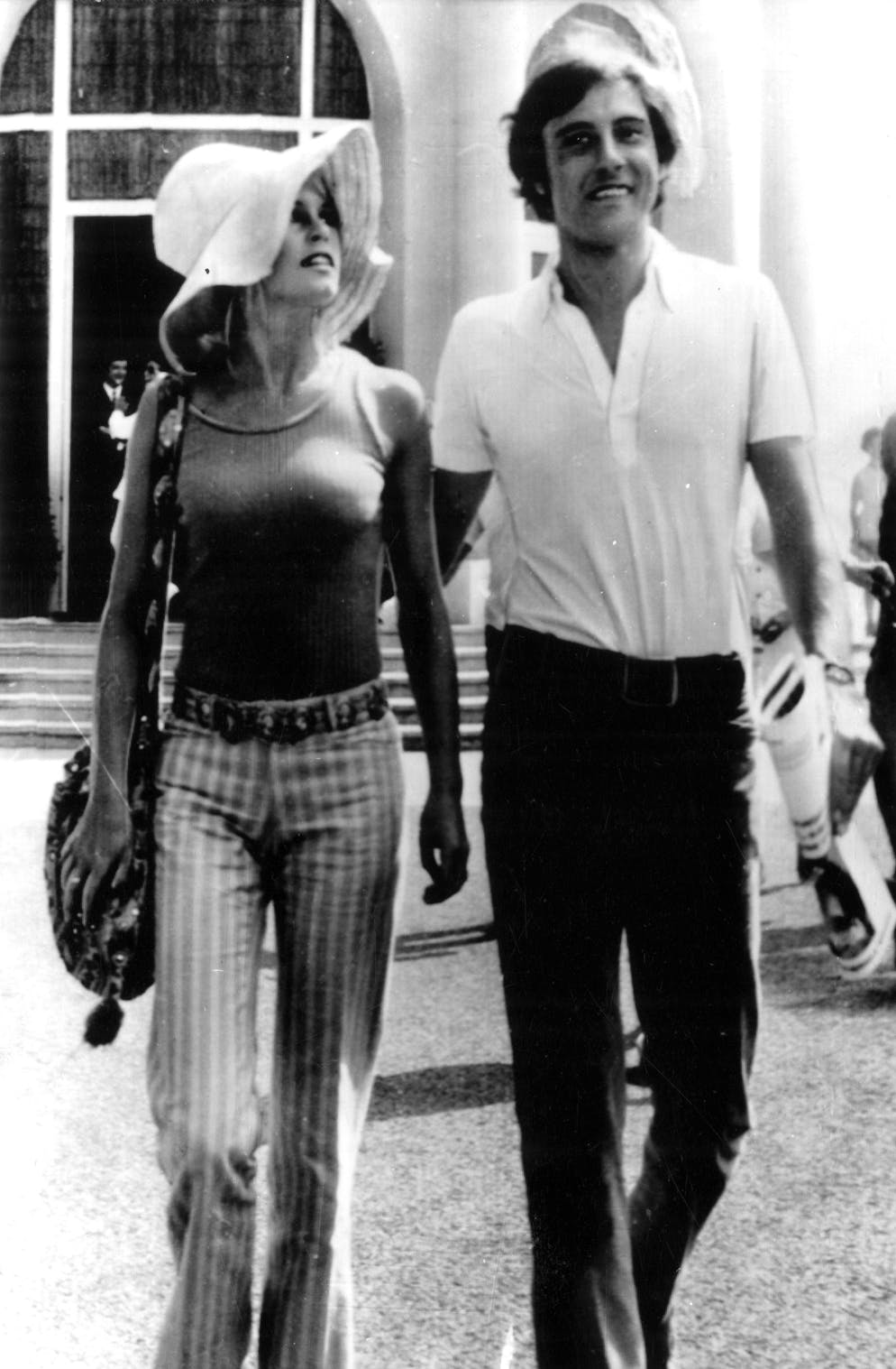 Le style Brigitte Bardot. Qu'il s'agisse d'un modèle slim ou large, le pantalon à rayures est l'une des pièces phares de notre garde-robe en 2024 et on l'arbore avec d'autres rayures ou une simple chemise blanche. On aime le style détendu – composé d'un pantalon à rayures bootcut et d'un simple débardeur – de Brigitte Bardot aux côtés de Gigi Rizzi, le 26 juillet 1968 à Monaco.