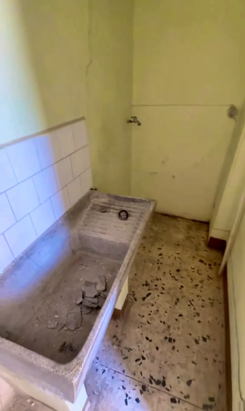 Un Britannique achète une maison à un euro en Sicile. ... se cache une salle d'eau vidée de son contenu. Au rez-de-chaussée, en face....