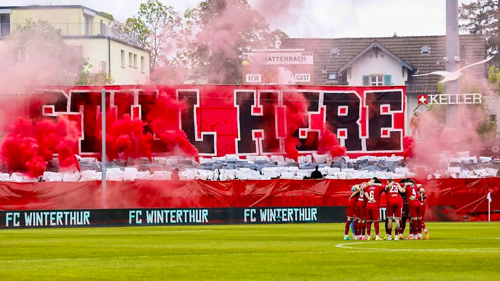 The standing areas of the Schützenwiese stadium in Winterthur are to be modernized. The picture shows the "home" of the home fans, the so-called beer curve. (archive picture)