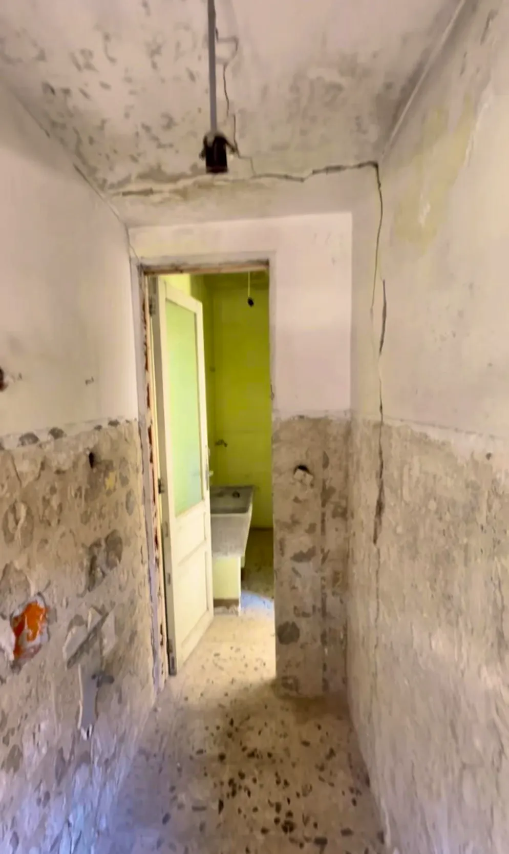 Un Britannique achète une maison à un euro en Sicile. Étroite est le mot clé de cette maison à un euro.