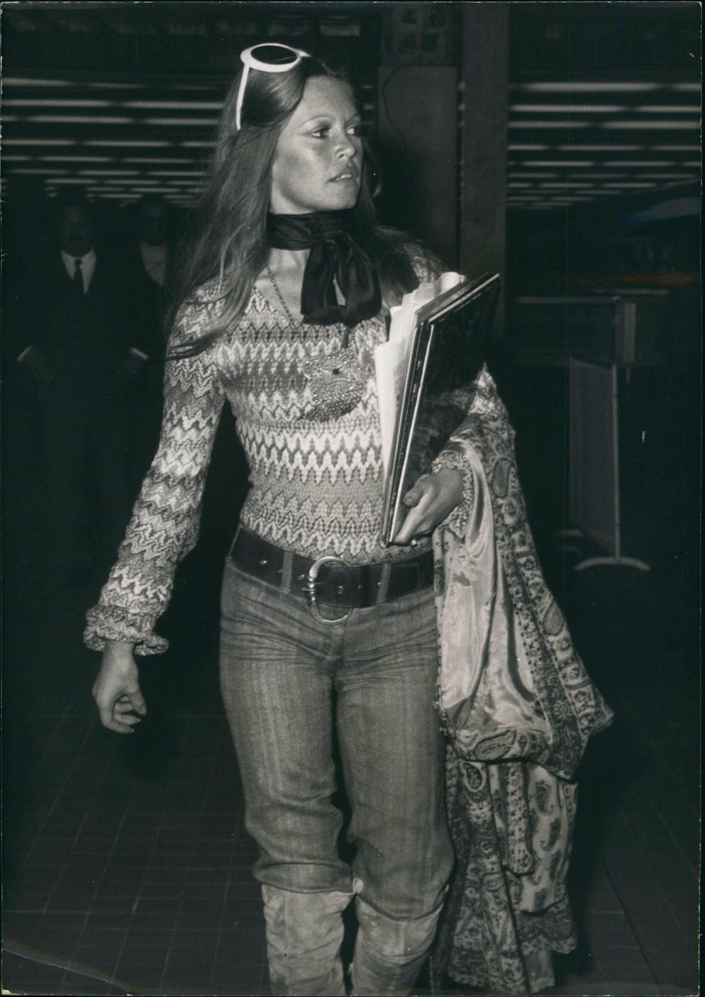 Le style Brigitte Bardot. Quant aux accessoires «must have» de 2024, on s'approprie l'écharpe fine, grande tendance des années 2000, qui vient remplacer le collier. Brigitte Bardot l'avait adoptée dans son look très années 70, à Nice en 1972. Alors, êtes-vous prêtes pour le style «BB» version 2024?