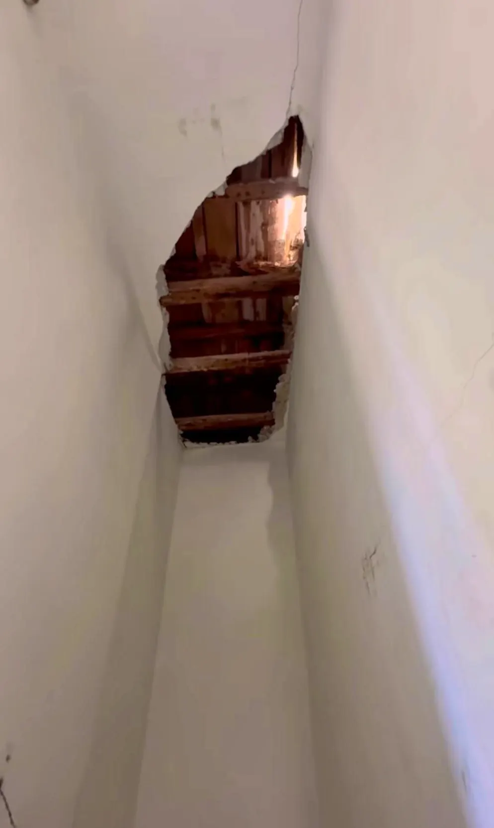 Un Britannique achète une maison à un euro en Sicile. Le trou dans le toit au-dessus est l'un des plus gros problèmes.