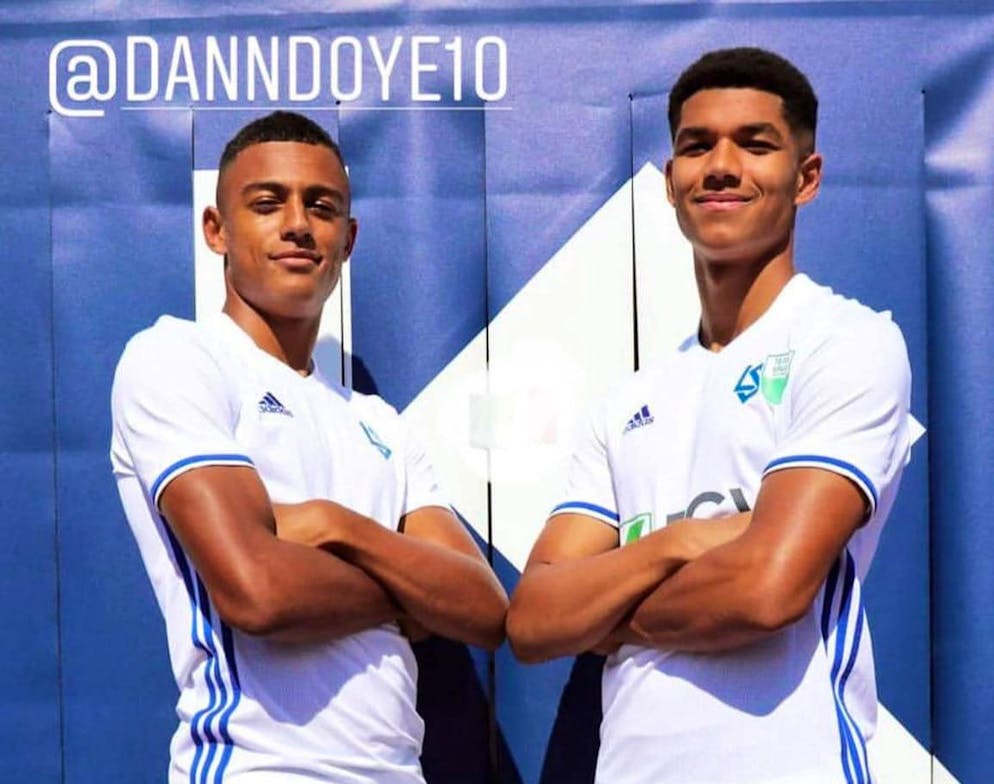 Lyam MacKinnon (rechts) tauscht sich immer mal wieder mit seinem ehemaligen Teamkollegen Dan Ndoye aus.