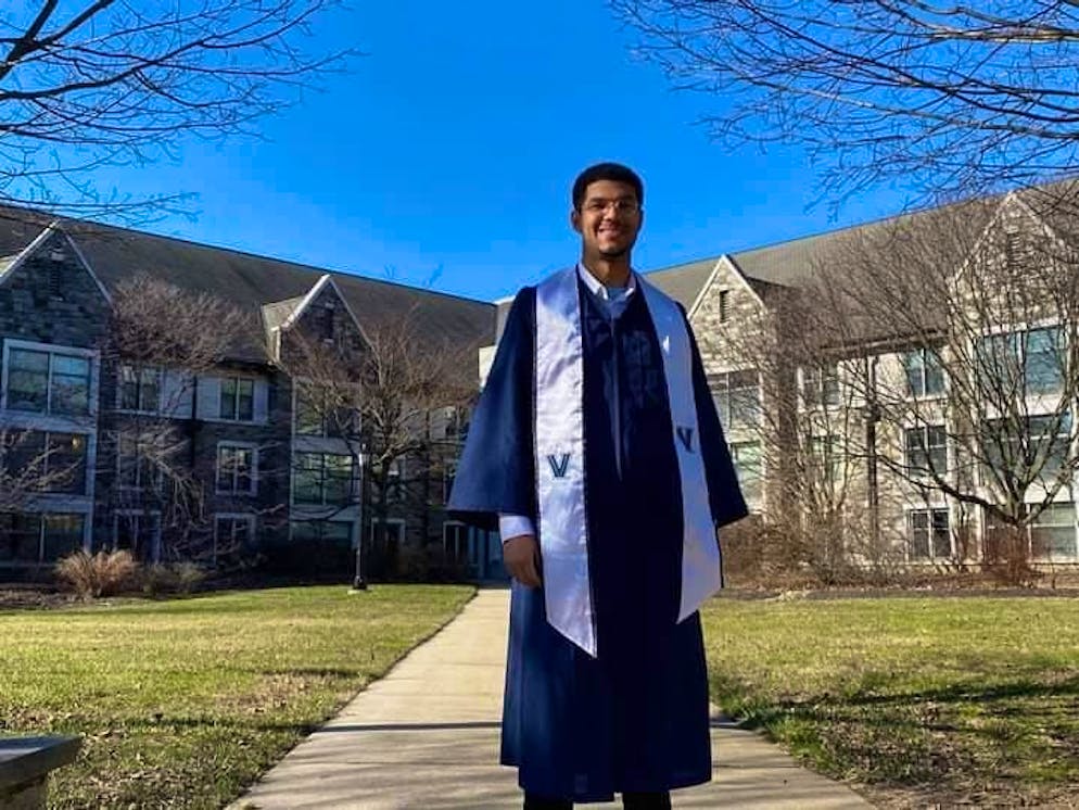 Lyam MacKinnon hat an der Villanova University ein Studium in Wirtschafts- und Politikwissenschaften abgeschlossen.