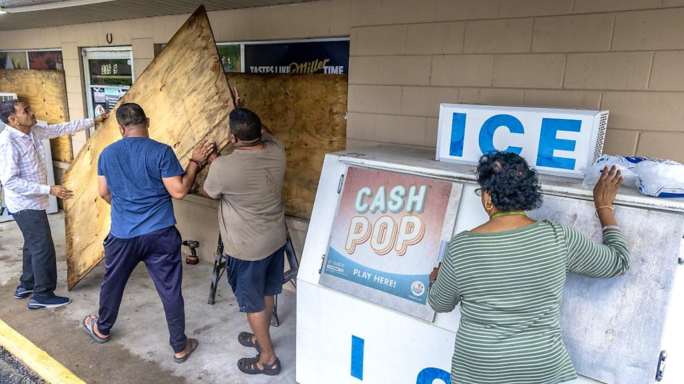 Nel nordovest della Florida ci si prepara per l'arrivo di Helene.