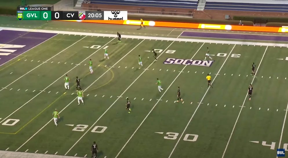 Gewöhnungsbedürftig, auch für MacKinnon selbst: Die Spielfeldmarkierungen im Heim-Stadion.