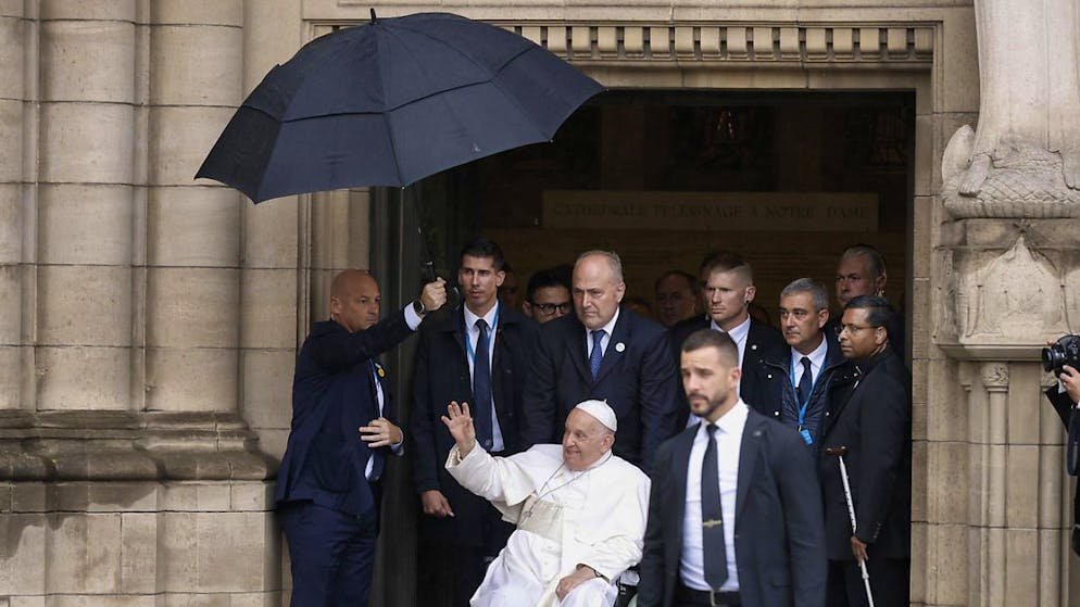 Le pape François à sa sortie de la cathédrale Notre-Dame jeudi au Luxembourg.