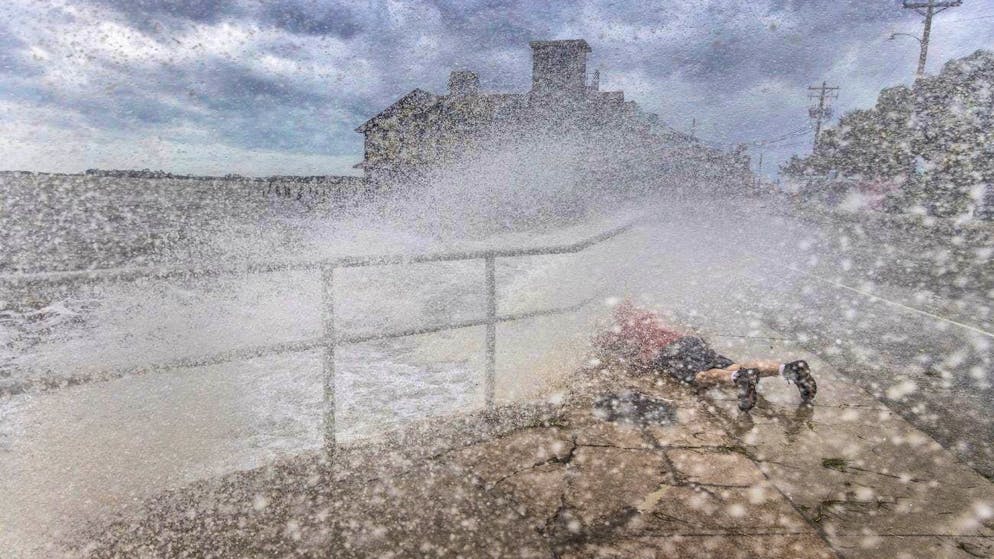 Extremely dangerous hurricane "Helene" makes landfall in Florida blue