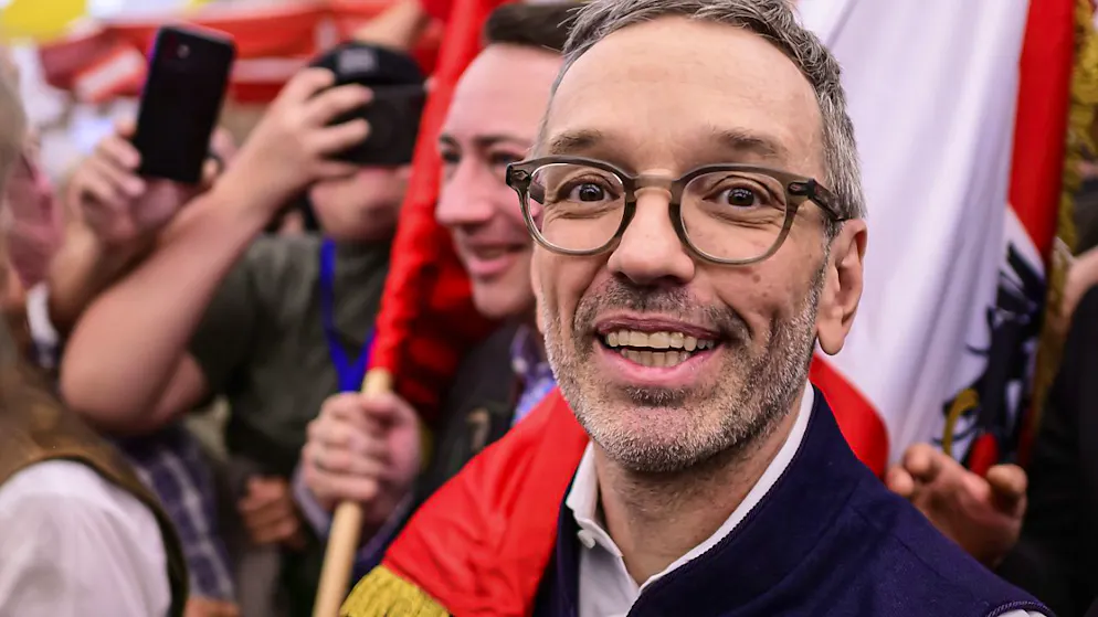 Proche de certains groupuscules décriés, Herbert Kickl a repris à son compte le terme de «remigration», avec comme projet de déchoir de leur nationalité et d'expulser des Autrichiens d'origine étrangère. (archives)