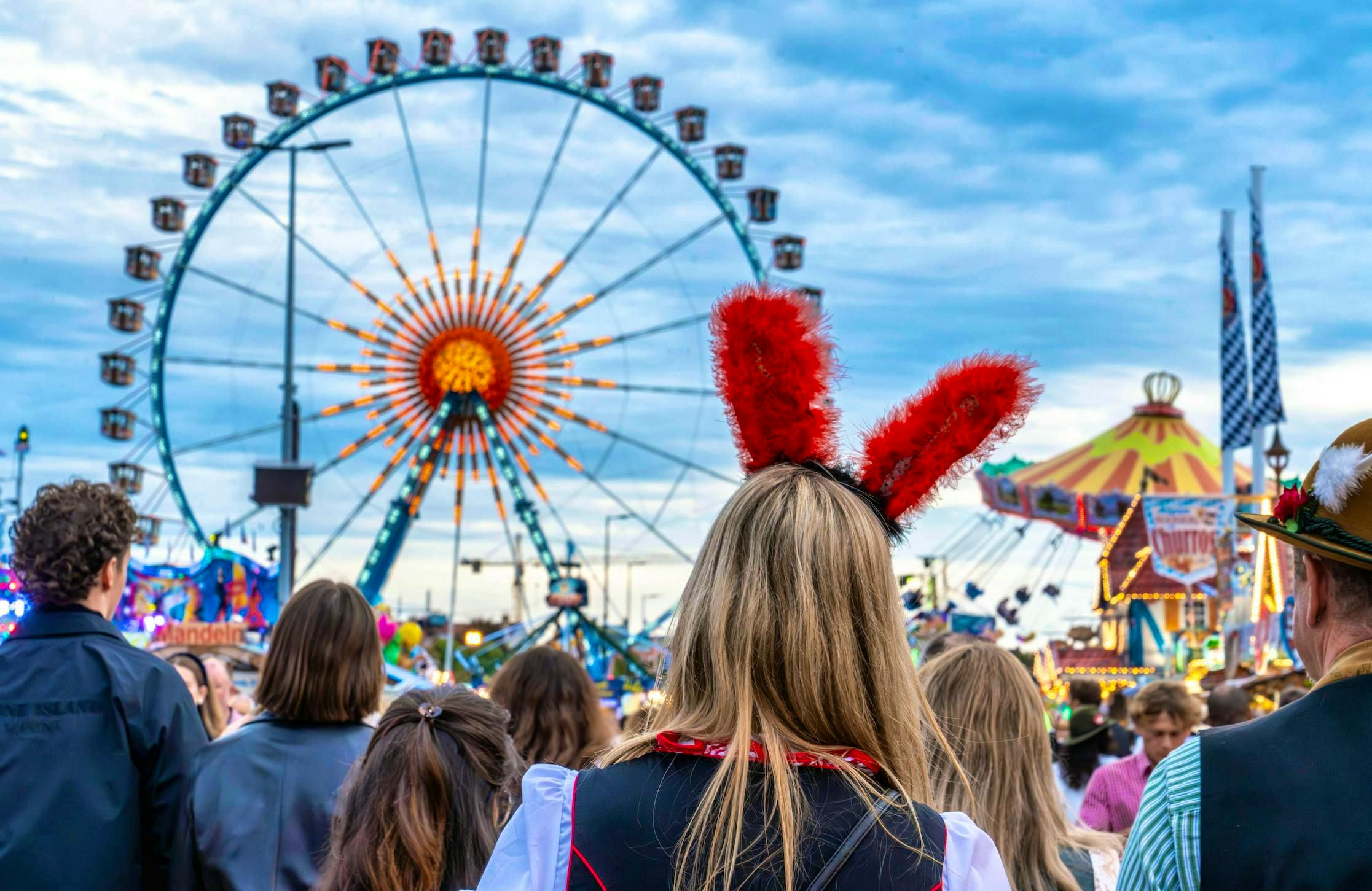 Upskirting On The Devil S Wheel Oktoberfest Visitors Film Women Under   802f506e 8bf5 4cef B258 30a88c4beeb2 