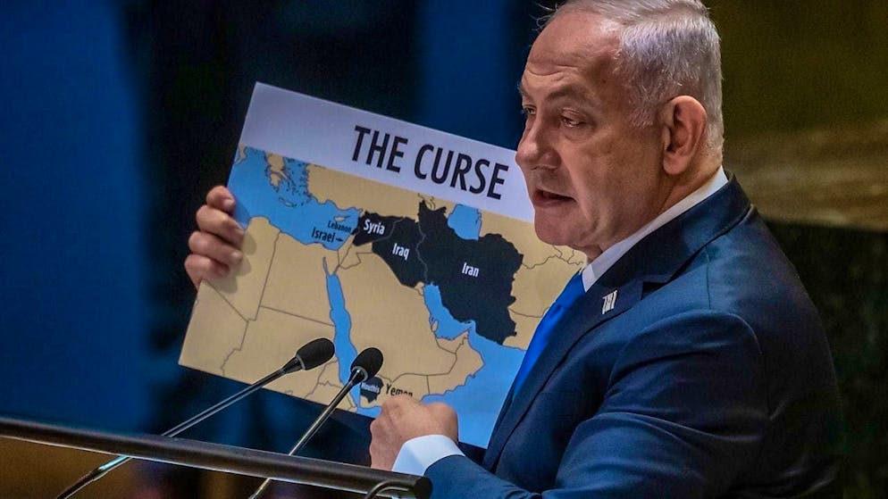 Benjamin Netanyahu, Prime Minister of Israel, shows a map of the Middle East. Photo: Michael Kappeler/dpa