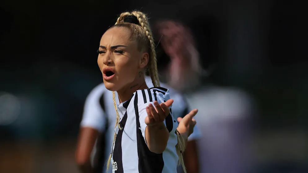 Ma quant'è la differenza?. Per Alisha Lehmann il gap salariale con il compagno Douglas Luiz «è ingiusto»