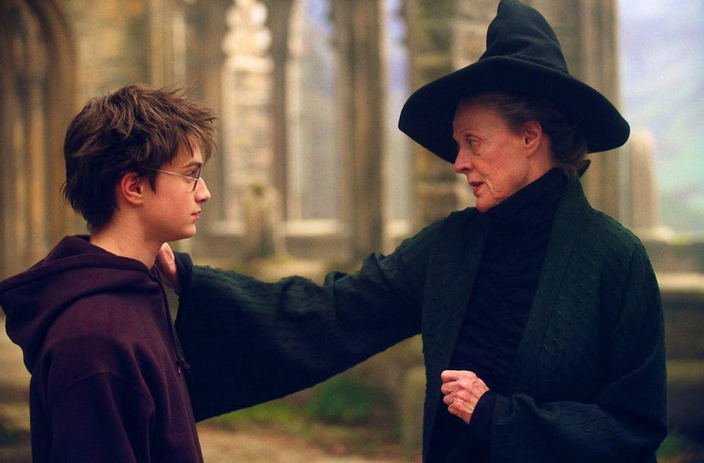 Lutto: è morta l'attrice britannica Maggie Smith. Con una carriera lunga ben 70 anni, l'attrice ha continuato ad avere successo nel nuovo millennio soprattutto per la sua interpretazione della professoressa Minerva McGranitt nella saga cinematografica di «Harry Potter».