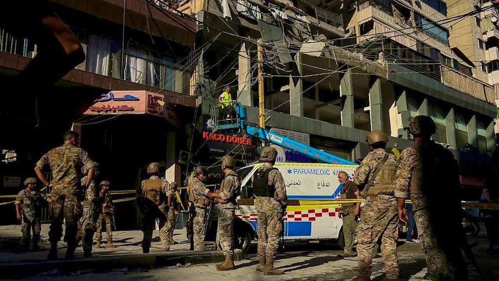 Lebanese army soldiers secure the site of an Israeli airstrike on an apartment in a southern suburb of Beirut. Photo: Marwan Naamani/dpa