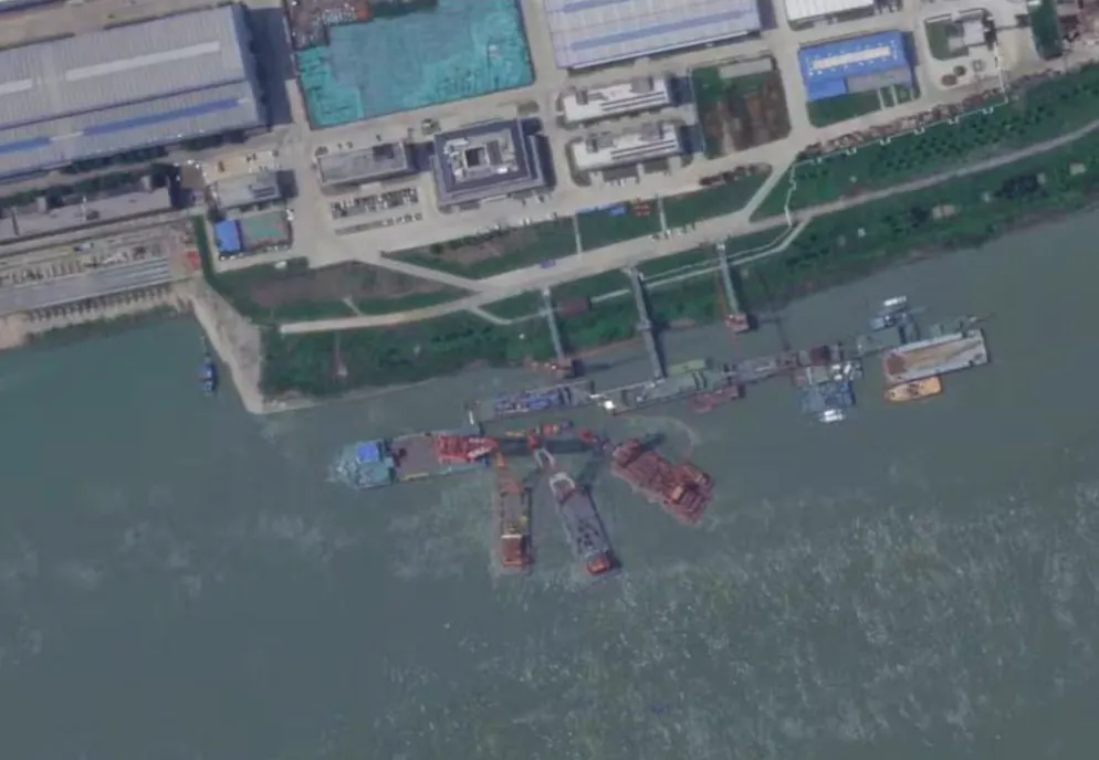 Satellitenbilder zeigen Schwimmkräne zur Bergung am Pier von Wuhan, wo zuvor das U-Boot gelegen hatte.