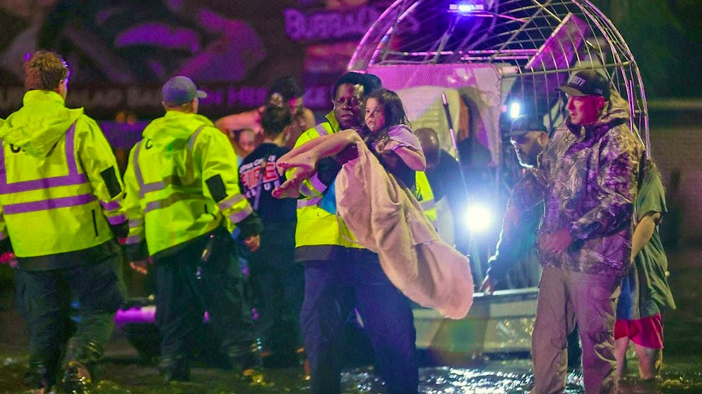 dpatopbilder - A hovercraft transports residents rescued from the storm surge of Hurricane Helene. Photo: Luis Santana/Tampa Bay Times/ZUMA Press Wire/dpa