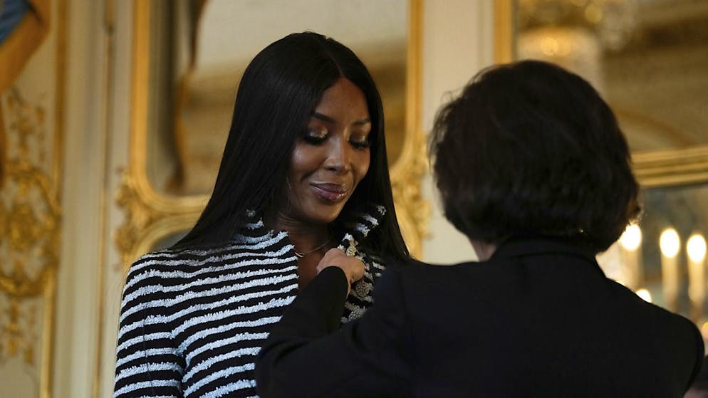 "Fashion for relief" a été radiée du registre des associations caritatives. L'information a été publiée alors que le mannequin de 54 ans se trouvait à Paris, où elle a été décorée de l'ordre des Arts et des Lettres par la ministre de la Culture française, Rachida Dati.