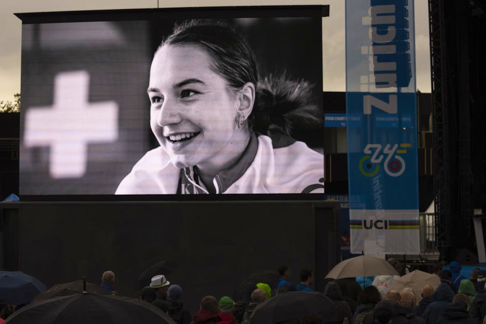 Une photo de la cycliste suisse Muriel Furrer, décédée dans un accident jeudi, est projetée pendant une minute de silence lors des Championnats du monde de cyclisme et de paracyclisme sur route à Zurich, le vendredi 27 septembre 2024.